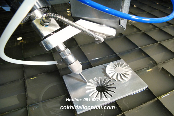 cắt nhôm CNC bằng máy cắt tia nước